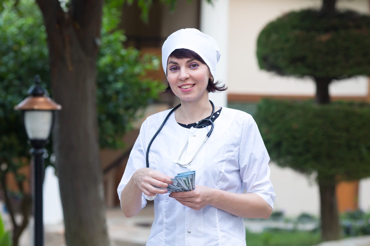 registered nurse earning more money than average in 2023