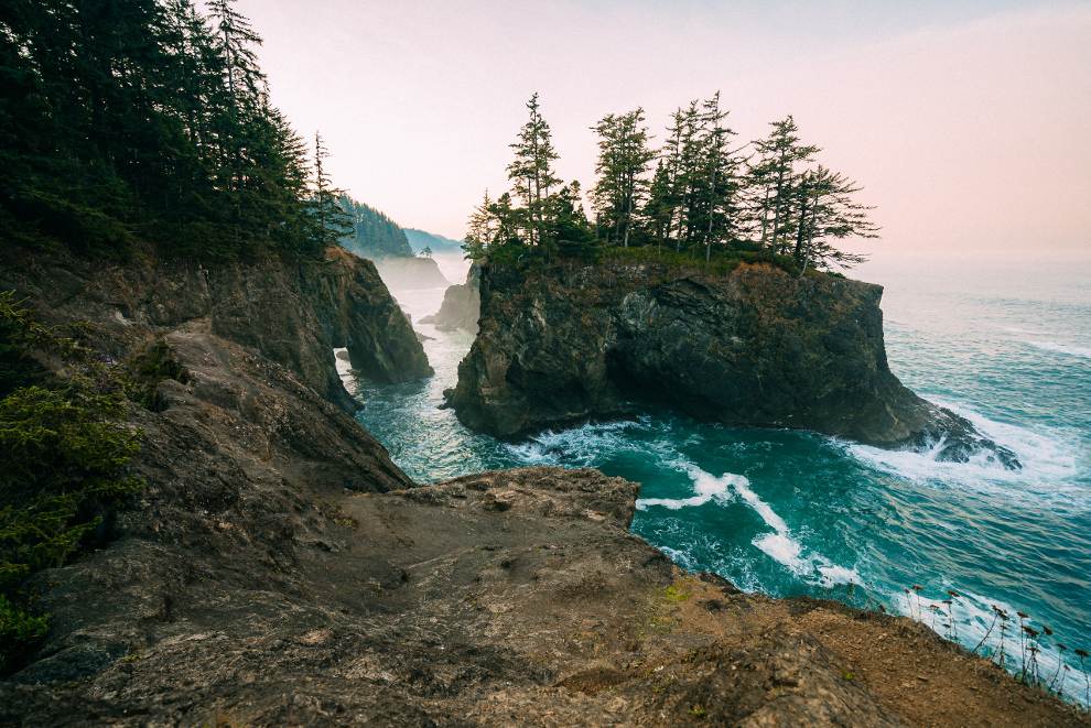 Coastline in Oregon state with ocean waves splashing